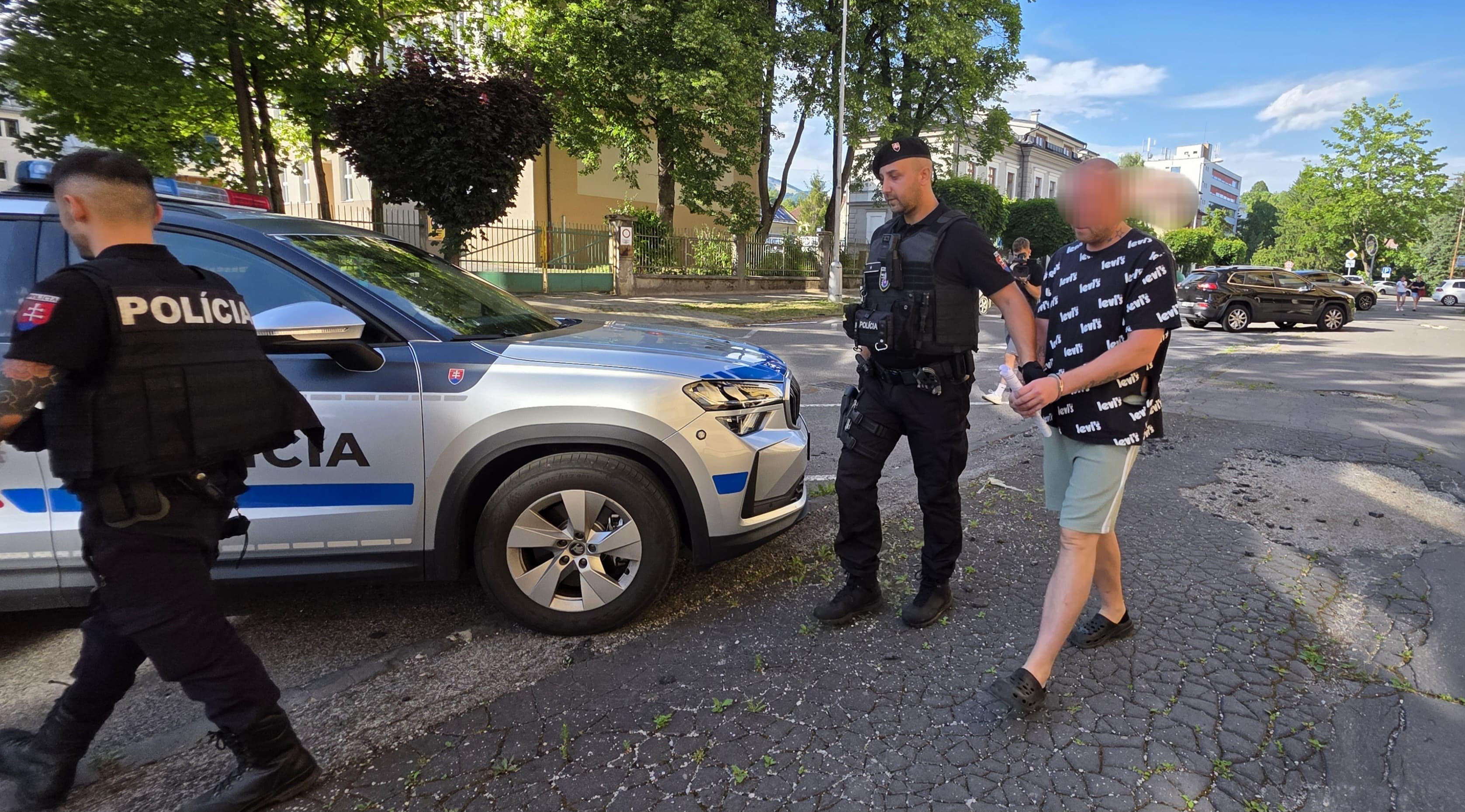 Muža zobrali do väzby